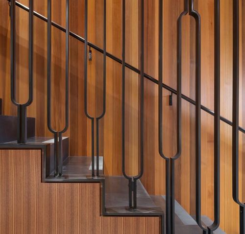 黑色金属楼梯扶手设计为房屋增添了艺术气息
